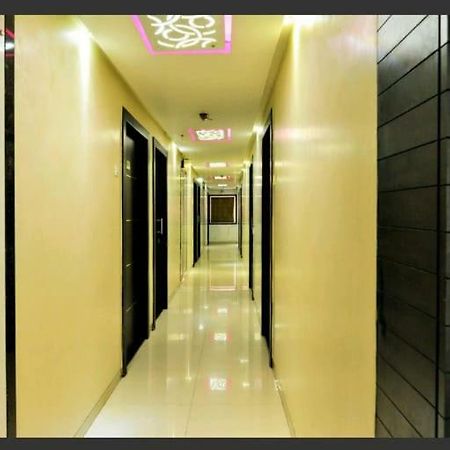 Skylawn Hotel Surat Exterior foto