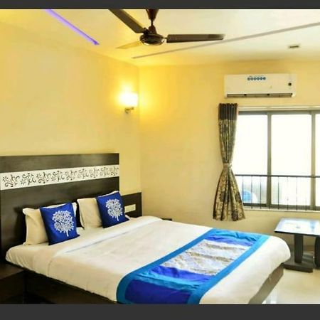 Skylawn Hotel Surat Exterior foto