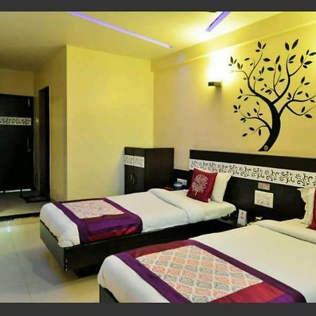 Skylawn Hotel Surat Exterior foto